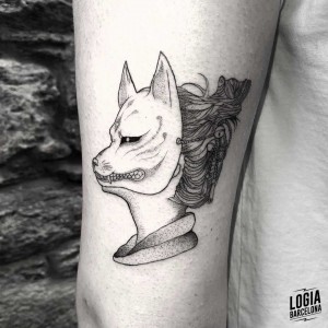 tatuaje_brazo_mujer_mascara_logia_barcelona_d_kata